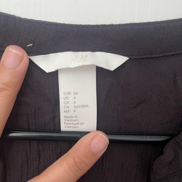 H&M light black v-neck blouse. Size 4 - Picture 5 of 6